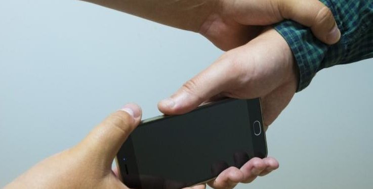 У Тернополі в під’їзді злочинець пограбував школяра