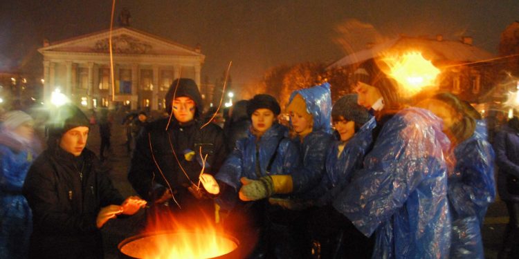 Все почалося 21 листопада, коли уряд Миколи Азарова призупинив процес підготовки до підписання угоди з ЄС