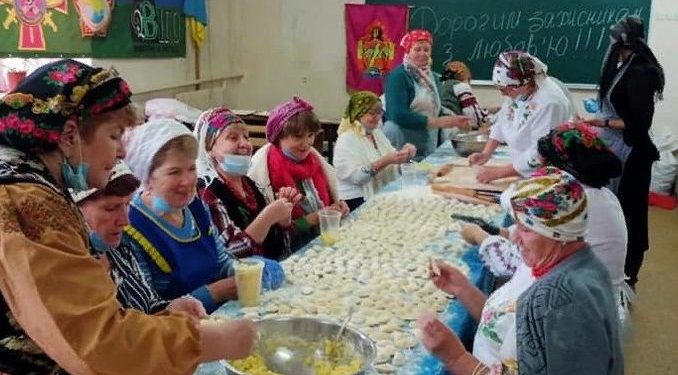 15 тернополянок наліпили п’ять тисяч вареників для захисників України