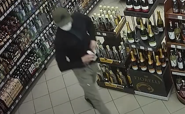 У Тернополі розшукують чоловіка, який запхав пляшку алкоголю в штани (Відео)