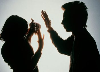 На Тернопільщині чоловік знущається та погрожує вигнати з хати дружину з дитиною