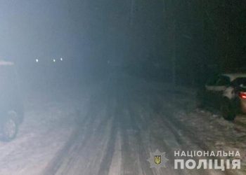 Біля Тернополі збили пішохода, який йшов узбіччям дороги в попутному з авто напрямку (Фото)