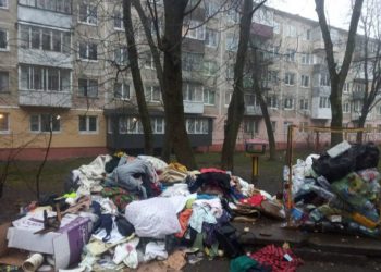 “Що за люди…”: у Тернополі після смерті власниці квартири спадкоємці викинули всі її речі на вулицю (Фото)