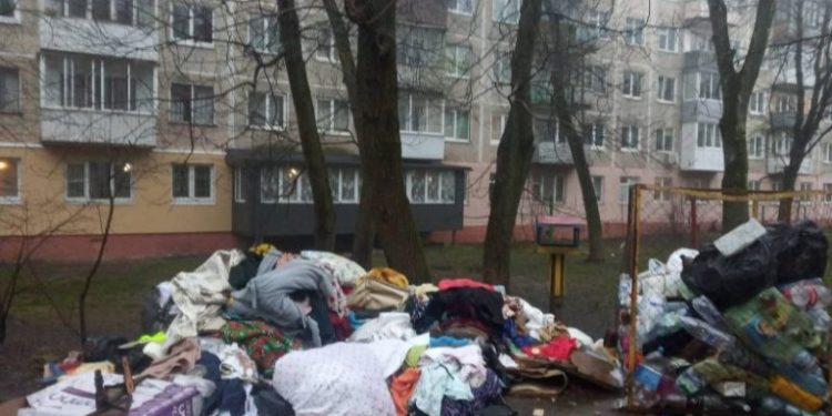 “Що за люди…”: у Тернополі після смерті власниці квартири спадкоємці викинули всі її речі на вулицю (Фото)