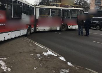 У Тернополі тролейбус протаранив дерево (Фото)