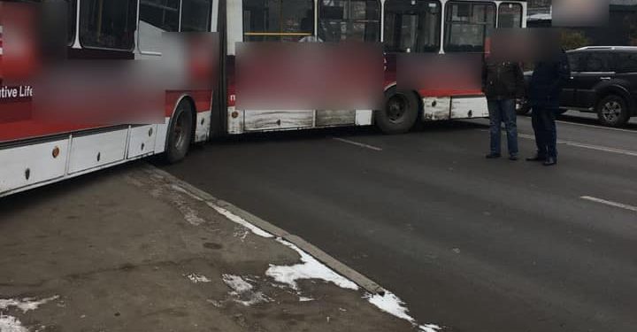 У Тернополі тролейбус протаранив дерево (Фото)