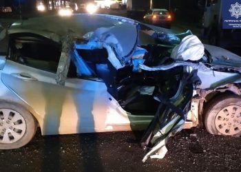 Авто розтрощене: у Тернополі водій на “Хюндаї” не помітив припаркований “МАН” (Фото)