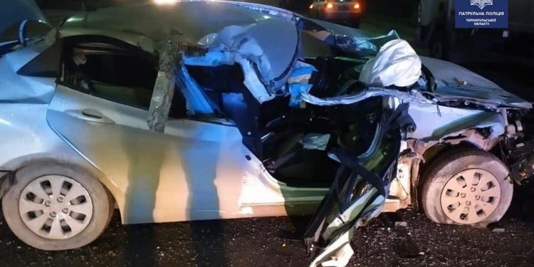 Авто розтрощене: у Тернополі водій на “Хюндаї” не помітив припаркований “МАН” (Фото)