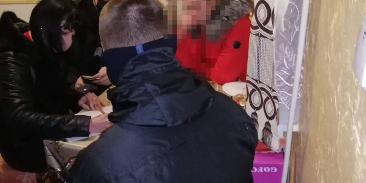 На Тернопільщині нетвереза мама виганяла з дому вночі на мороз свою дитину (Фото)