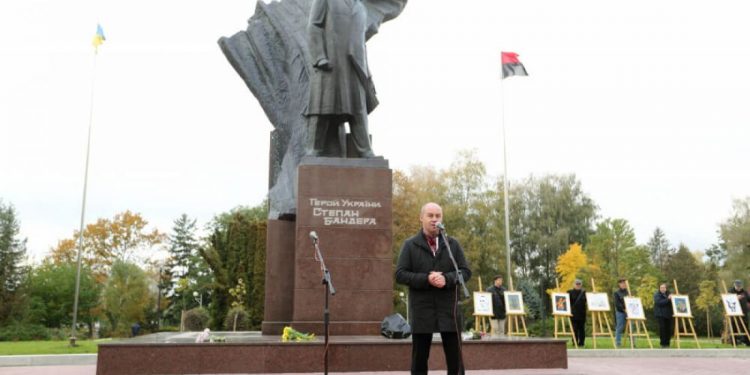 Громада Тернополя вимагає повернення Степанові Бандері звання Героя України