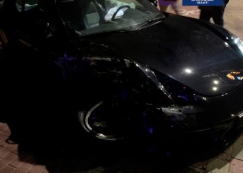 Porsche вилетів на тротуар: у Тернополі на дамбі серйозна аварія (Фото)