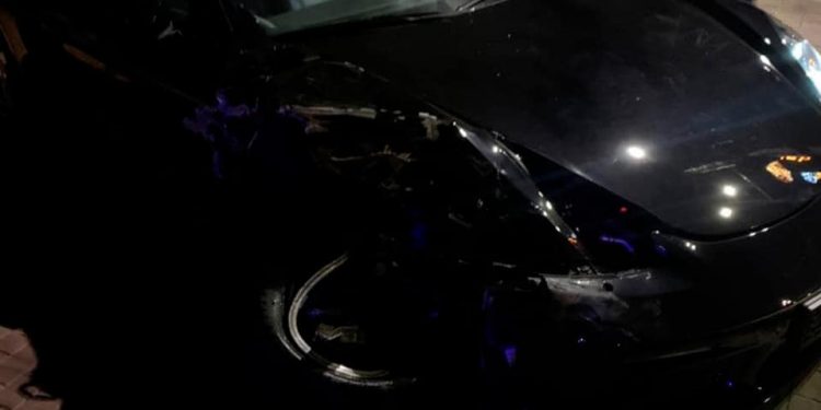 Porsche вилетів на тротуар: у Тернополі на дамбі серйозна аварія (Фото)