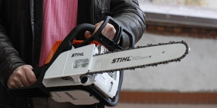 На Тернопільщині чоловік викрав у колишньої дружини бензопилу