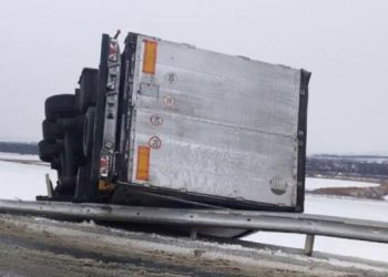 Смертельна аварія на Тернопільщині: посеред траси перекинулась фура