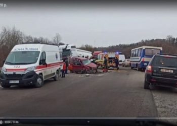 Смертельна аварія на виїзді із Тернополя: потрощене авто в кюветі, а люди затиснуті в автомобілі (Відео)