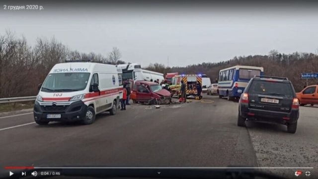 Смертельна аварія на виїзді із Тернополя: потрощене авто в кюветі, а люди затиснуті в автомобілі (Відео)