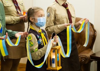 Представники Тернопільського «Пласту» передали Вифлеємський вогонь миру Володимиру Трушу