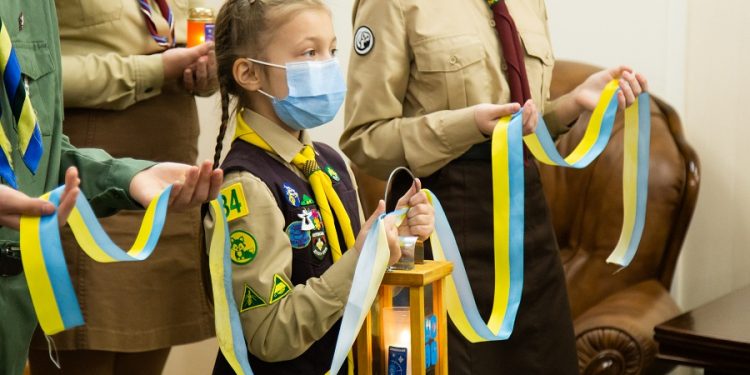 Представники Тернопільського «Пласту» передали Вифлеємський вогонь миру Володимиру Трушу