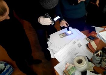 700 доларів за реєстрацію декларації: на Тернопільщині керівника ДАБІ затримали за хабар (Фото)