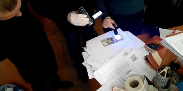 700 доларів за реєстрацію декларації: на Тернопільщині керівника ДАБІ затримали за хабар (Фото)