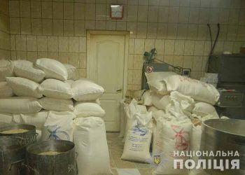 На Тернопільщині 26-річний чоловік цілий місяць виносив мішками борошно з пекрані (Фото)