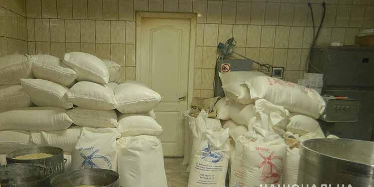 На Тернопільщині 26-річний чоловік цілий місяць виносив мішками борошно з пекрані (Фото)