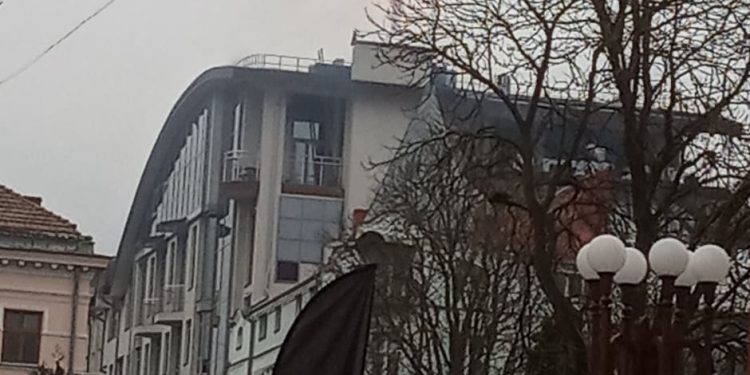 Пожежа в центрі Тернополя: горить будівля, де розміщені ресторани “На небі” та “Le Rock” (Фото, Відео)