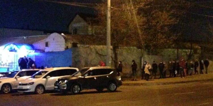 “Передсвяткова гарячка”: у Тернополі було помічено гігантську чергу до одного із магазинів (Фото)