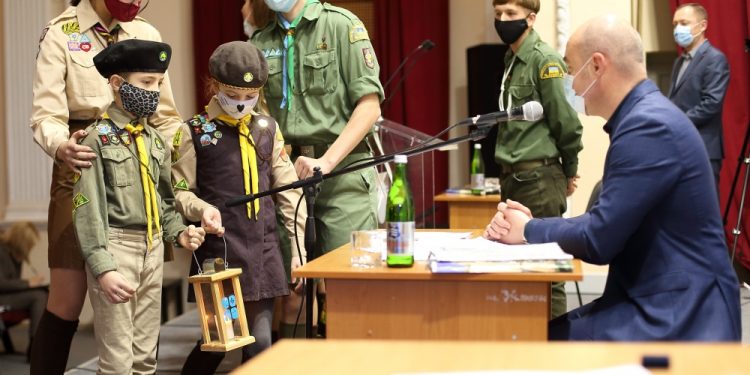 Тернопільській громаді передали Вифлеємський вогонь миру (Фото)