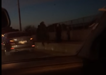 У Тернополі водій на “БМВ” врятував чоловіка, який хотів стрибнути з мосту (Відео)