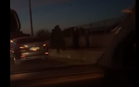 У Тернополі водій на “БМВ” врятував чоловіка, який хотів стрибнути з мосту (Відео)