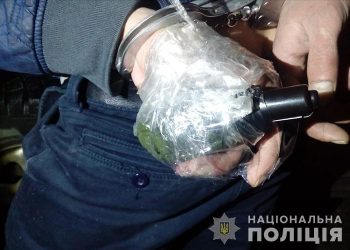 У Тернополі чоловік гуляв вулицею з прив’язаною до руки “гранатою”. І для чого його з лікарні виписали?