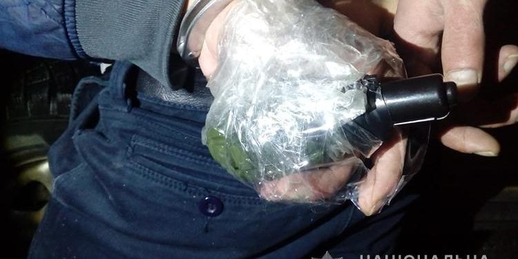 У Тернополі чоловік гуляв вулицею з прив’язаною до руки “гранатою”. І для чого його з лікарні виписали?