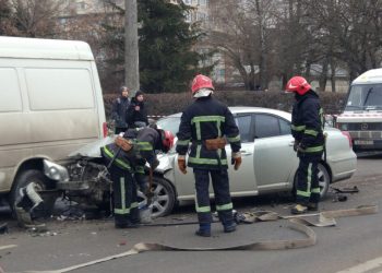 Потрійна аварія у Тернополі: автівки розтрощені, рух заблокований (Фото)