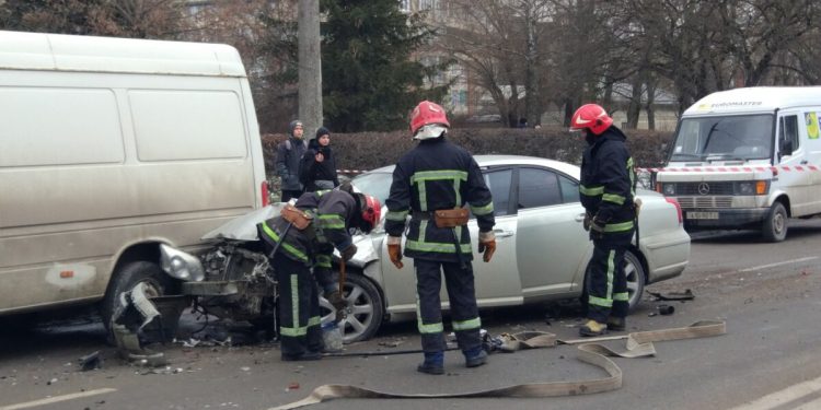 Потрійна аварія у Тернополі: автівки розтрощені, рух заблокований (Фото)