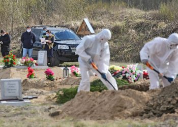 На Тернопільщині чоловікові довелося самому відспівувати знайомого, який помер від ковіду, бо священник втік