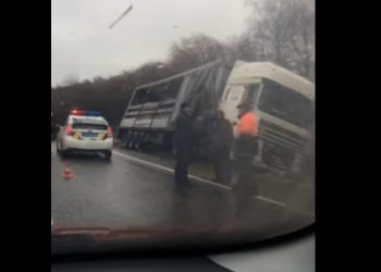 Фура протаранила автомобіль патрульних, котрі оформляли ДТП (Відео)