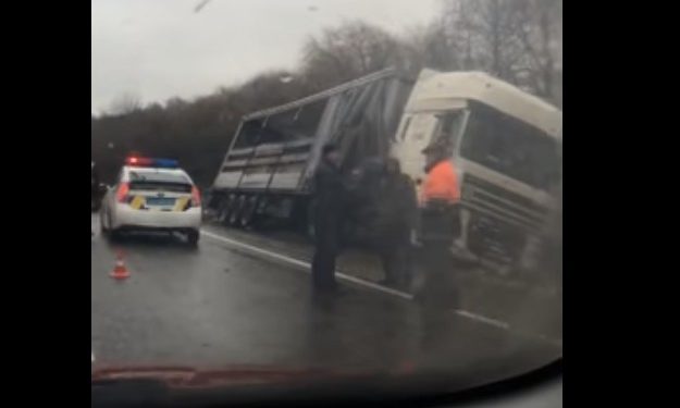 Фура протаранила автомобіль патрульних, котрі оформляли ДТП (Відео)