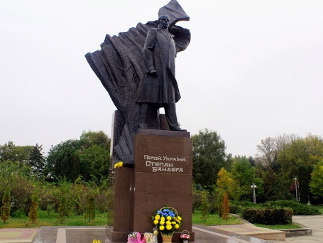 Подвійне свято: сьогодні в Тернополі відзначатимуть день народження Степана Бандери