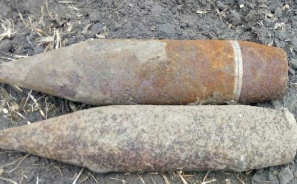 У полі на Тернопільщині знайшли велику кількість боєприпасів