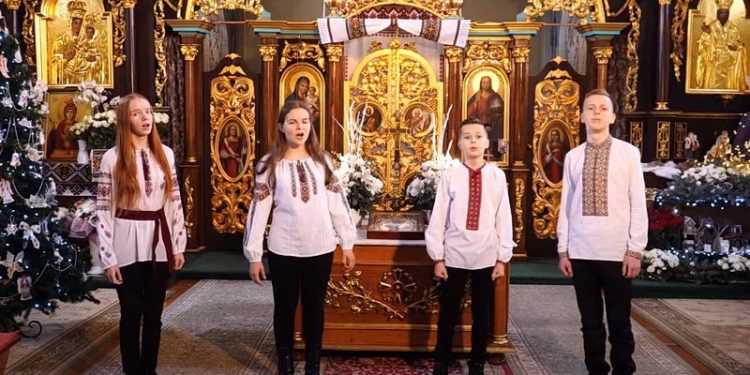 Діти священника з Тернопільщини “підірвали” мережу унікальним виконанням “Щедрика” (Відео)