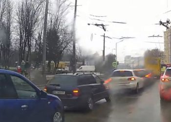 У Тернополі водій за хвилину встиг кілька разів врізатися в паркан та інше авто (Відео)