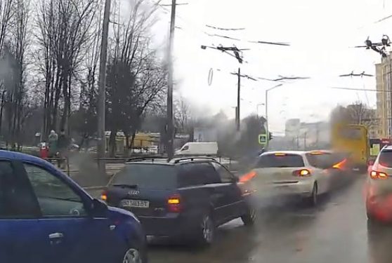 У Тернополі водій за хвилину встиг кілька разів врізатися в паркан та інше авто (Відео)