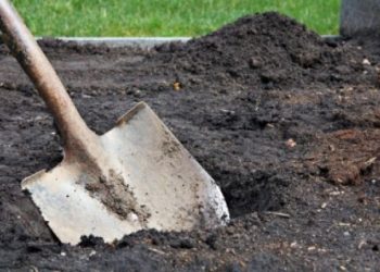 На Тернопільщині чоловік помер у власноруч викопаній могилі