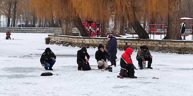 Безпечно чи ні? На тернопільський став вийшли перші “безсмертні” (Фото)