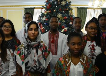 У Тернополі іноземні студенти-медики заколядували українською (Відео)