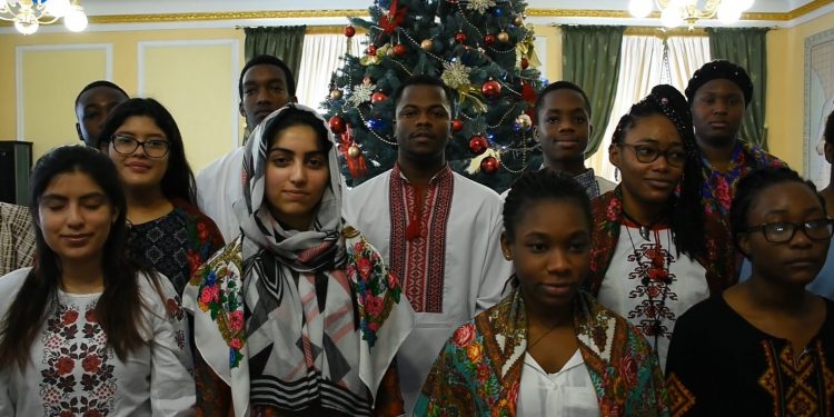 У Тернополі іноземні студенти-медики заколядували українською (Відео)