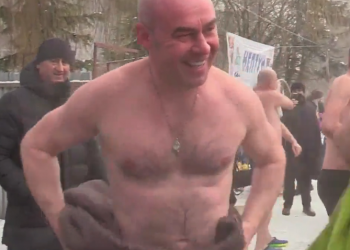 Міський голова Тернополя Сергій Надал пірнув в ополонку (Відео)