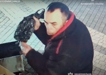 На Тернопільщині шукають чоловіка, який витяг готівку зі скриньки пожертв (Відео)