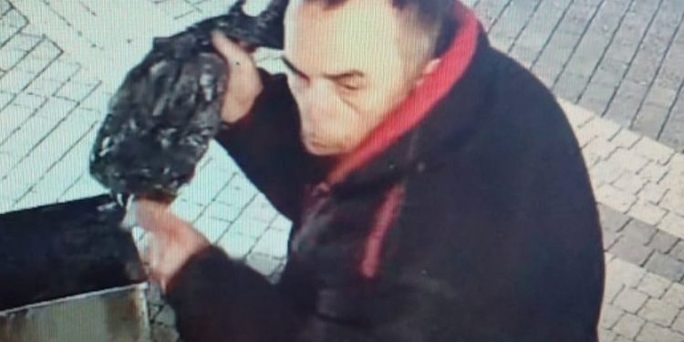 На Тернопільщині шукають чоловіка, який витяг готівку зі скриньки пожертв (Відео)